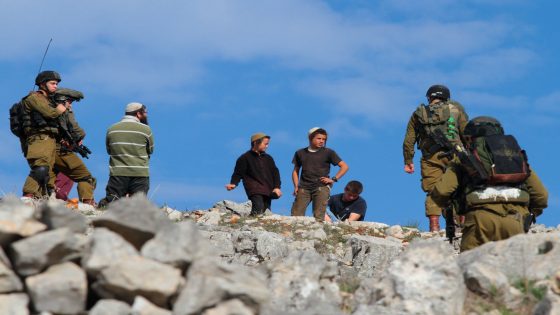 مستوطنون يعتدون على رعاة الأغنام في المغير شرق رام الله