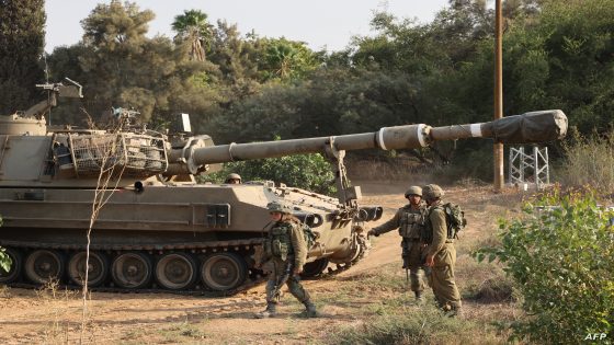 Israeli soldiers take a position near the southern city of Ashkelon on October 8, 2023. Surging violence between Israel and Hamas has killed almost 1,000 people since the Palestinian militants launched a massive surprise attack, officials said Sunday, as Prime Minister Benjamin Netanyahu warned of a "long and difficult" war ahead. (Photo by GIL COHEN-MAGEN / AFP)