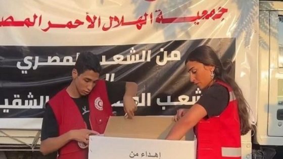 دينا الشربيني تتطوع مع الهلال الأحمر لمساندة غزة