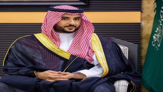 وزير الدفاع السعودي يطالب بوقف إطلاق النار في غزة