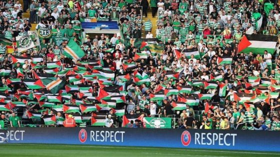 الأعلام الفلسطينية والكوفيات وصيحات “فلسطين حرة” تكتسح ملاعب كرة القدم