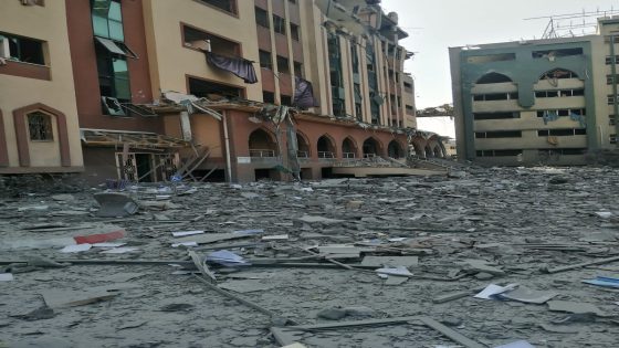 الاحتلال يقصف مبنى الجامعة الإسلامية في مدينة غزة