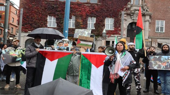 تظاهرة في مدينة بوروس السويدية تضامنا مع شعبنا ورفضا لمجازر الاحتلال
