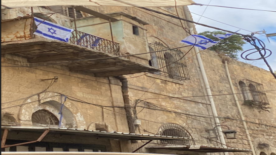 مستوطنون يرفعون علم الاحتلال على مبنى وسط الخليل