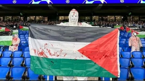 دعماً لغزة.. جماهير فريق يدخل الملعب بملابس ملطخة بالدماء