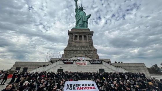يهود يحتلّون تمثال الحرية بنيويورك للمطالبة بوقف إطلاق النار بغزة