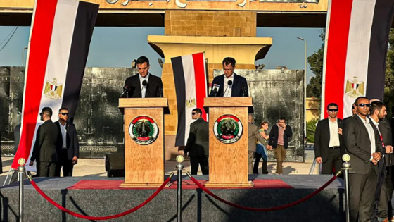رئيس الوزراء الإسباني بيدرو سانشيز (يسار) ورئيس الوزراء البلجيكي ألكسندر دي كرو (يمين) يعقدان مؤتمرا صحفيا مشتركا على الجانب المصري من معبر رفح الحدودي