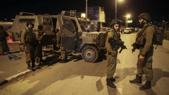 اقتحام واعتقالات في بيت فوريك واصابات في مخيم الدهيشة