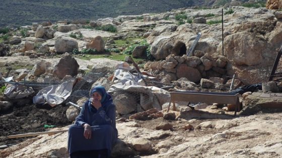 نابلس – الاحتلال يجبر نحو 20 عائلة في خربة طانا على مغادرتها