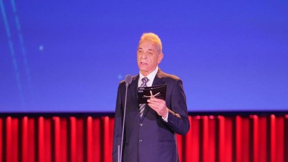 فنان مصري كبير يرفض الوقوف دقيقة حداد على “شهداء غزة” ويكشف السبب (فيديو)