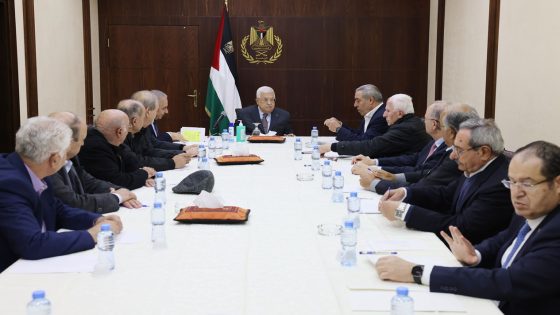 الرئيس محمود عباس أثناء ترؤسه اجتماع اللجنة التنفيذية