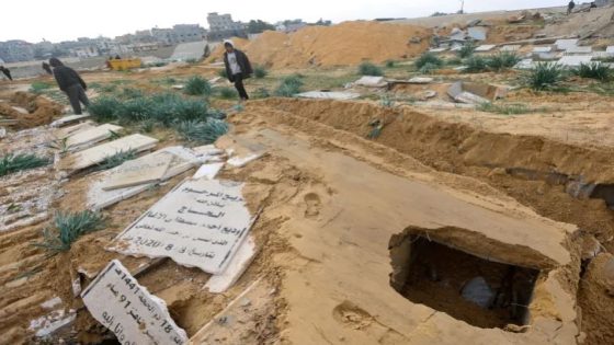 سي إن إن: إسرائيل دمرت مقابر في غزة واستخرجت جثثاً منها
