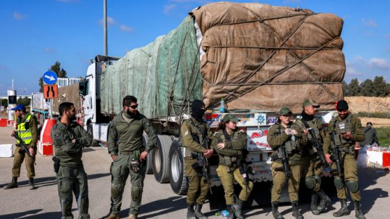 إعلام عبري: الجيش الإسرائيلي أطلق النار على شاحنات المساعدات الإنسانية