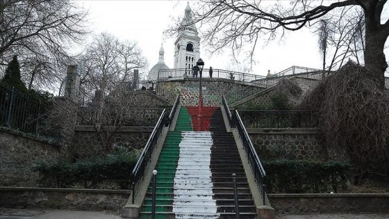 باريس.. رسم علم فلسطين على درجات كنيسة “القلب المقدس”