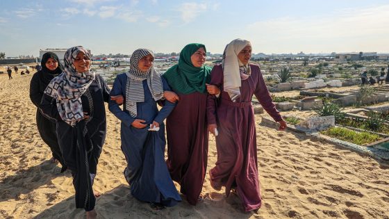 EDITORS NOTE: Graphic content / Palestinians mourn during the funeral of loved ones killed during overnight Israeli strikes, at a cemetery in Rafah, on the southern Gaza Strip on February 21, 2024, amid ongoing battles between Israel and the militant Hamas movement. (Photo by SAID KHATIB / AFP)