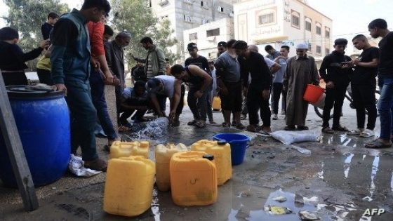 EDITORS NOTE: Graphic content / Citizens queue to fill containers with clean water in Rafah city, in the southern Gaza Strip on October 20, 2023, amid the ongoing battles between Israel and the Palestinian group Hamas. Thousands of people, both Israeli and Palestinians have died since October 7, 2023, after Palestinian Hamas militants based in the Gaza Strip, entered southern Israel in a surprise attack leading Israel to declare war on Hamas in Gaza on October 8. (Photo by SAID KHATIB / AFP)