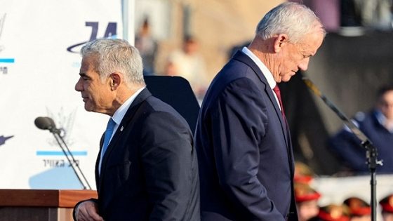 لبيد يطالب غانتس بالانسحاب من “أسوأ حكومة في تاريخ إسرائيل”