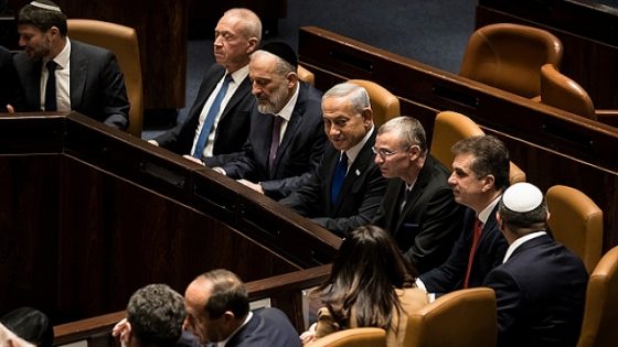 الكنيست تصادق على مشروع قانون للاستيلاء على مخصصات عوائل الشهداء والأسرى