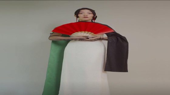 الفنانة البريطانية اليابانية الشهيرة (هانا تاجيما) ارتدت ملابس مستوحاة من علم فلسطين