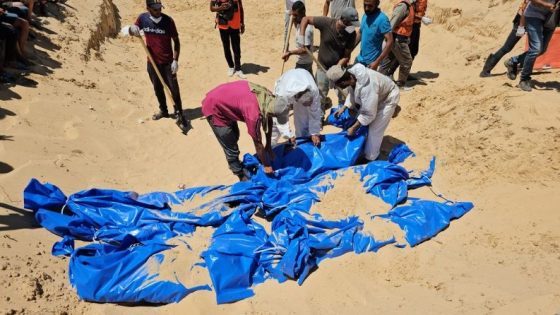 دفن جثامين 84 شهيدا في خانيونس سلم الاحتلال جثامينهم