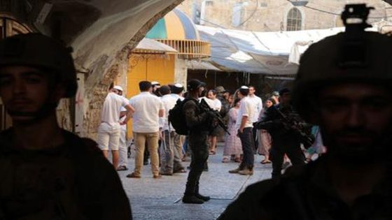 طواقم بلدية الاحتلال تعتدي على أصحاب البسطات التجارية بالقدس المحتلة