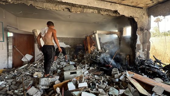 أعلن المكتب الإعلامي الحكومي في قطاع غزة، السبت، ارتفاع عدد قتلى استهداف الجيش الإسرائيلي لمستشفى ميداني داخل مدرسة تؤوي نازحين بدير البلح وسط القطاع إلى 31 شهيدا بينهم أطفال وإصابة العشرات. ( Anas Zeyad Fteha - وكالة الأناضول )