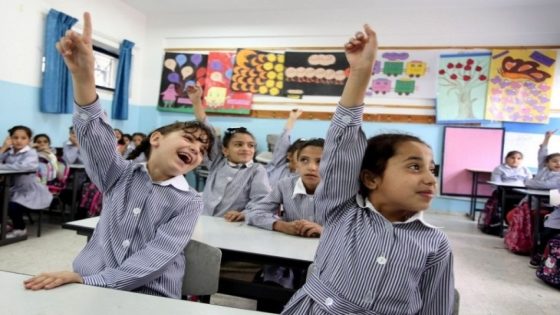 إعفاء أبناء العاطلين عن العمل من الرسوم المدرسية