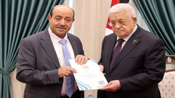 الرئيس يتسلم التقرير السنوي لديوان الموظفين العام