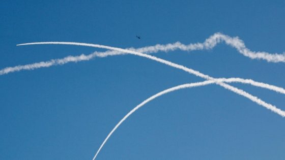 وقف الملاحة في “بن غوريون”.. إسرائيل تعلن اعتراض 5 مسيّرات بالبحر الأحمر