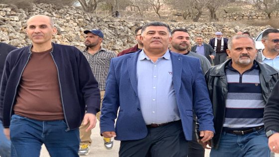 محافظ نابلس يسلم منازل المواطنين المحترقة في جالود بعد ترميمها