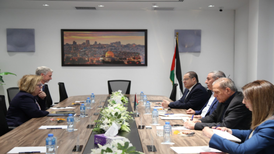 الشيخ يجتمع مع مساعدة وزير الخارجية الأميركي