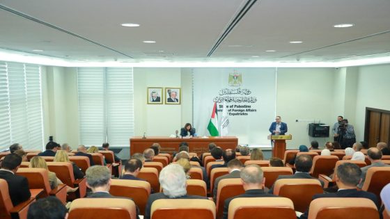“الخارجية” تُطلع أعضاء السلك الدبلوماسي على مخاطر قرار “الكنيست” الإسرائيلية حظر عمل “الأونروا” والتحركات الدبلوماسية