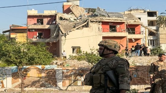 Lebanese army soldiers and people stand near the site of an Israeli strike in Sidon, amid the ongoing hostilities between Hezbollah and Israeli forces, Lebanon October 27, 2024. REUTERS/Hassan Hankir
