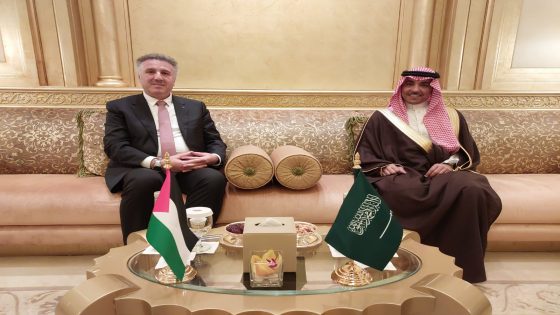 عساف يبحث مع زير الإعلام السعودي التعاون المشترك ويطلعه على انتهاكات الاحتلال بحق الاعلام الفلسطيني