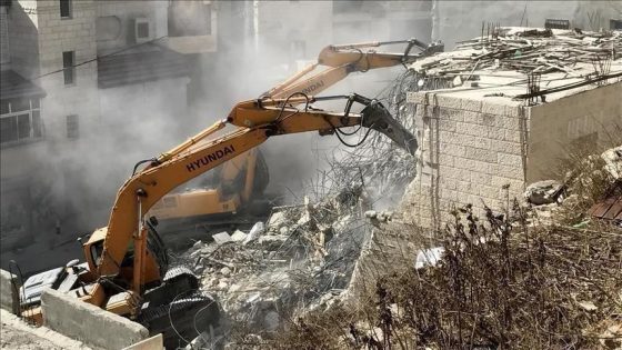 الاحتلال يجبر مواطنا على هدم جزءا من منزله في القدس