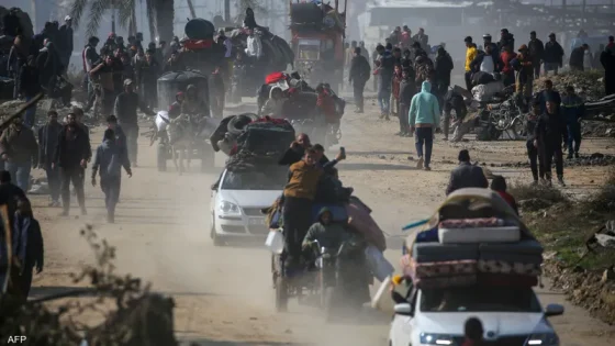 آلاف المواطنين النازحين يستأنفون العودة إلى شمال غزة