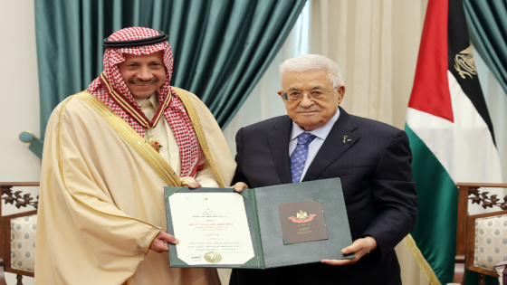 الرئيس يقلد سفير السعودية لدى فلسطين قنصلها العام في القدس نجمة القدس من وسام القدس