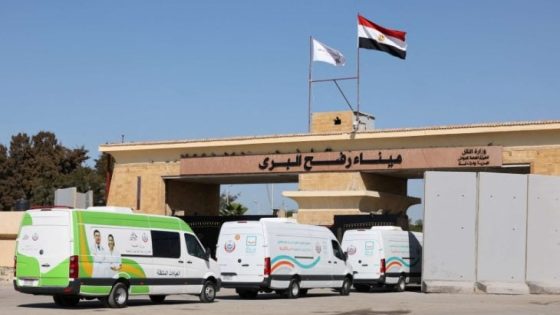 معدات ثقيلة وشاحنات تحمل منازل متنقلة تصطف أمام معبر رفح تمهيدا للدخول إلى قطاع غزة