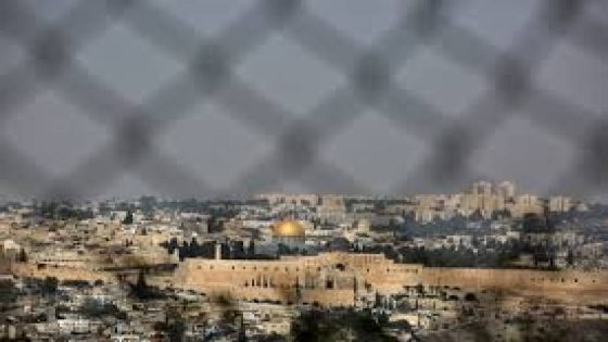 الاحتلال يبعد ثلاثة مواطنين عن القدس المحتلة