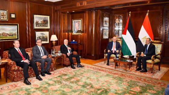 مصطفى يبحث مع وزير الخارجية المصري تنسيق المواقف السياسية والتأكيد على رفض مخططات التهجير لأبناء شعبنا