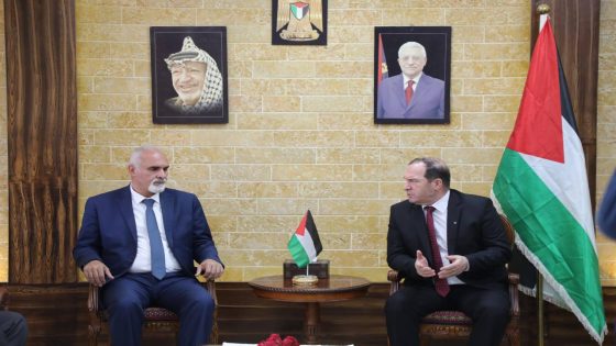 محافظ طولكرم ووزير الزراعة يبحثان سبل دعم المزارعين وتعزيز صمودهم