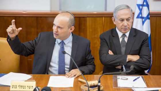 بينيت يتهم نتنياهو بالخيانة ومكتبه مليء بالجواسيس