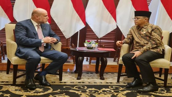 الهباش يبحث مع وزير خارجية إندونيسيا سبل دعم صمود الشعب الفلسطيني