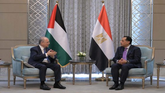 مصطفى يبحث مع نظيره المصري جهود وقف العدوان وإعادة إعمار القطاع