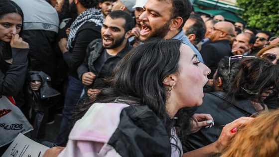 مظاهرات واسعة تندد بإيقاف أحد محامي المعارضة في تونس