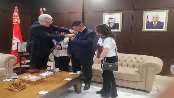 نيابة عن الرئيس: القدومي يقلد والدي الشهيد فارس خالد وسام “فارس فلسطين”