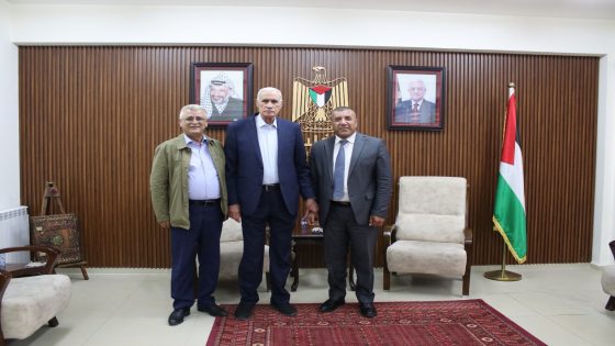 محافظ الخليل يبحث مع الفريق جبر أهمية تعزيز الأمن وفرض القانون في محافظة الخليل