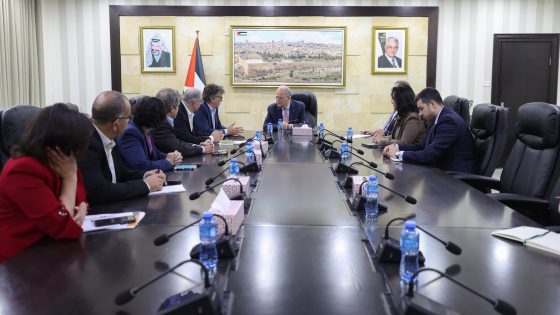 مصطفى يبحث مع “أنيرا” تنسيق الجهود والضغط لإدخال المساعدات إلى قطاع غزة ودعم الجهود الحكومية الإغاثية في الضفة
