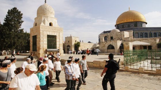 مستوطنون يقتحمون باحات المسجد الأقصى المبارك