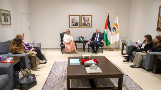الشيخ يستقبل وفداً من وزارة الخارجية السويسرية